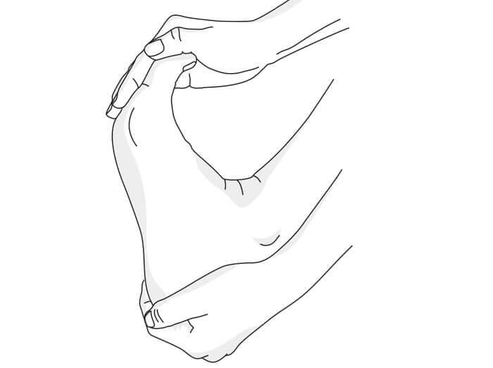 Illustration einer Übung bei Fersenschmerzen. Dazu nimmt man einen Fuß in die Hand und zieht die Fußzehen in Richtung der Körpermitte, bis man eine Dehnung im Bereich der Wade spürt.