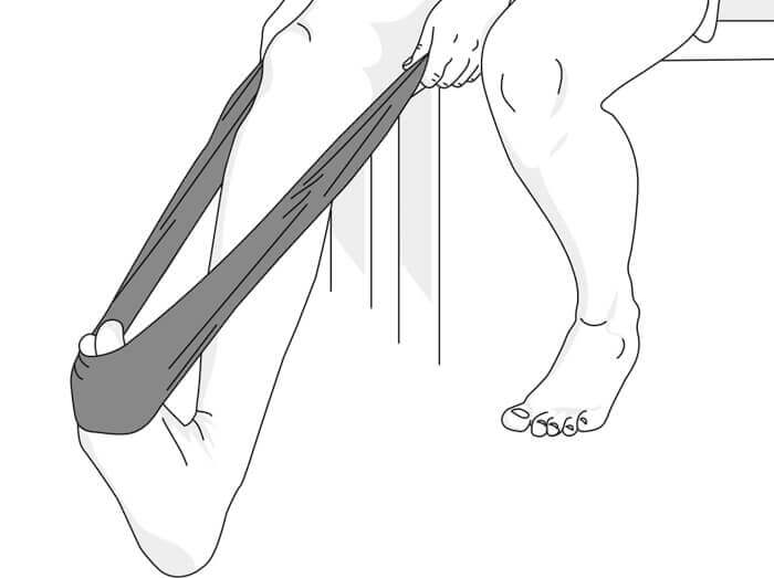 Illustration einer Übung bei Fersenschmerzen. Dazu nimmt man ein aufgerolltes Tuch in die Hände und legt den Fuß in das Tuch. Nun zeiht man mit dem Tuch den Fuß nach hinten, bis man eine Dehnung spürt.
