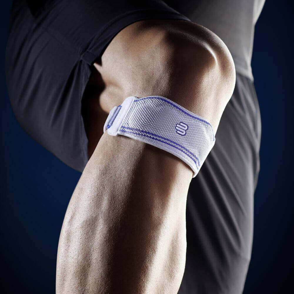 Darstellung der GenuPoint, eine entlastende Bandage für die Patellasehne von Bauerfeind. Die GenuPoint unterstützt das Knie bei Beschwerden der Patellasehne und kann Schmerzen lindern. 