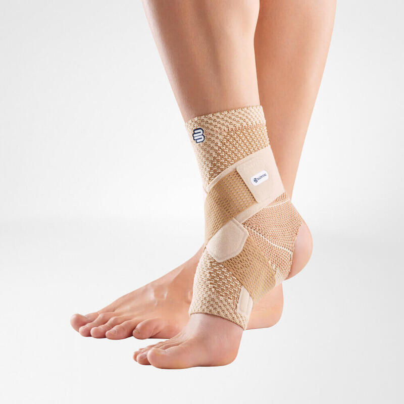 Close-up van beige MalleoTrain S open heel enkelbrace met verstelbare banden en ademend materiaal.
