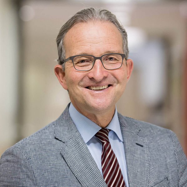 Portret van prof. dr. Stefan Sell, medisch directeur Gelenkzentrum Schwarzwald en artrose-expert