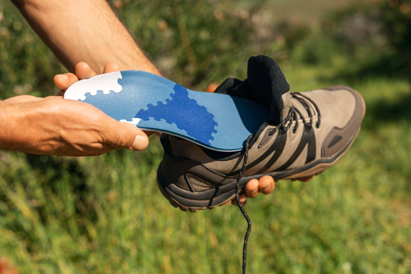 Detailopname van een wandelschoen die voorzien wordt van een GloboTec Comfort inlegzool. Die ondersteunt de voeten bij het wandelen en nordic walking.