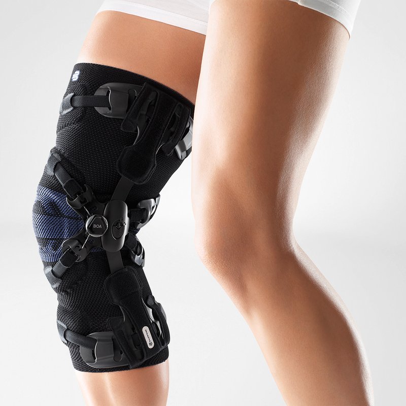 Zijaanzicht van moderne zwarte GenuTrain OA unloader kniebrace met straps en scharnieren.