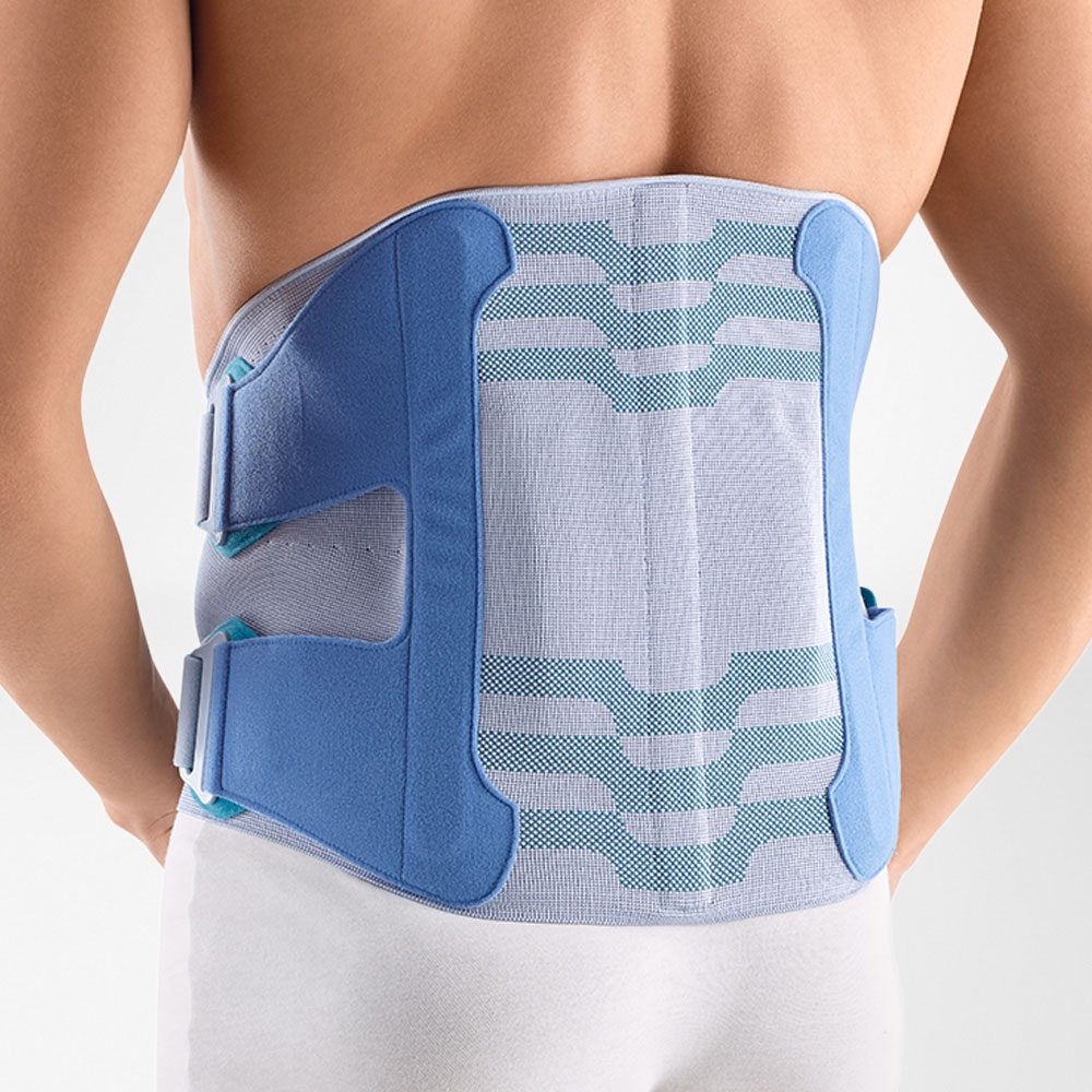 Rug van een persoon met een blauw-grijze lendenbrace met verstelbare banden rond de onderrug.
