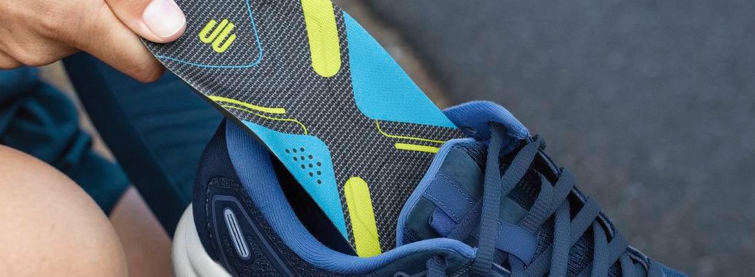Running insert wordt in een hardloopschoen geduwd