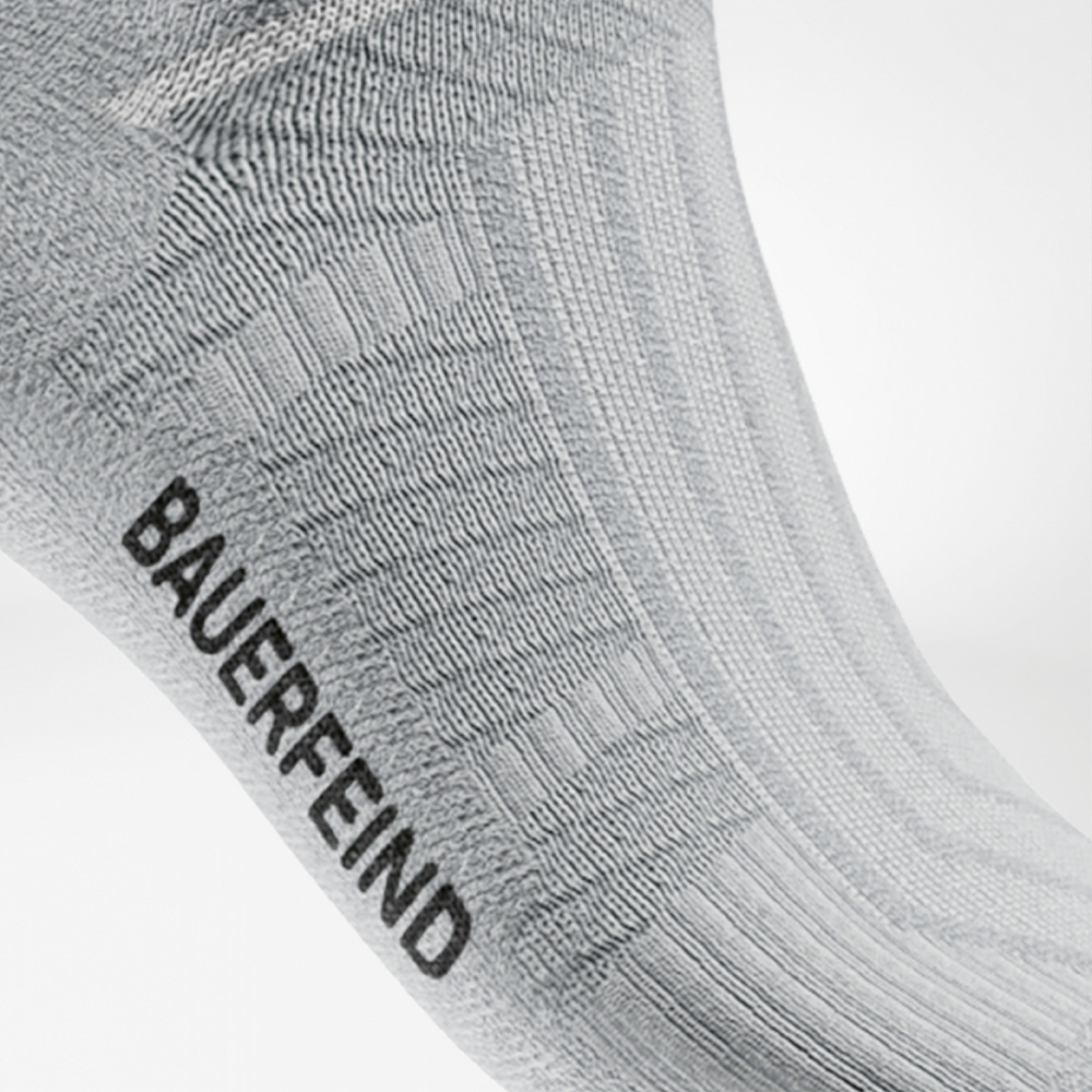Close-up van de wreefzone van de witte Run Performance Socks met zichtbare functionele zones en elastische structuur voor een stevige pasvorm.