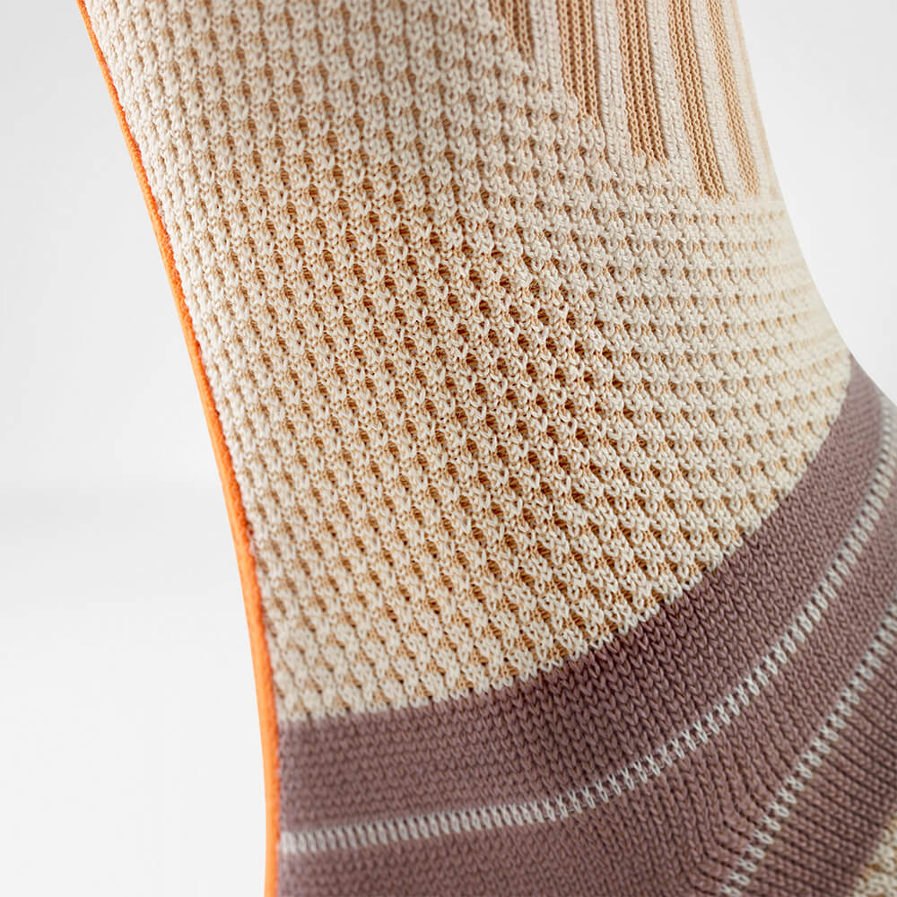 Detailweergave van een hoogwaardig grijs enkelsteun breisel, perfect voor buitenactiviteiten.