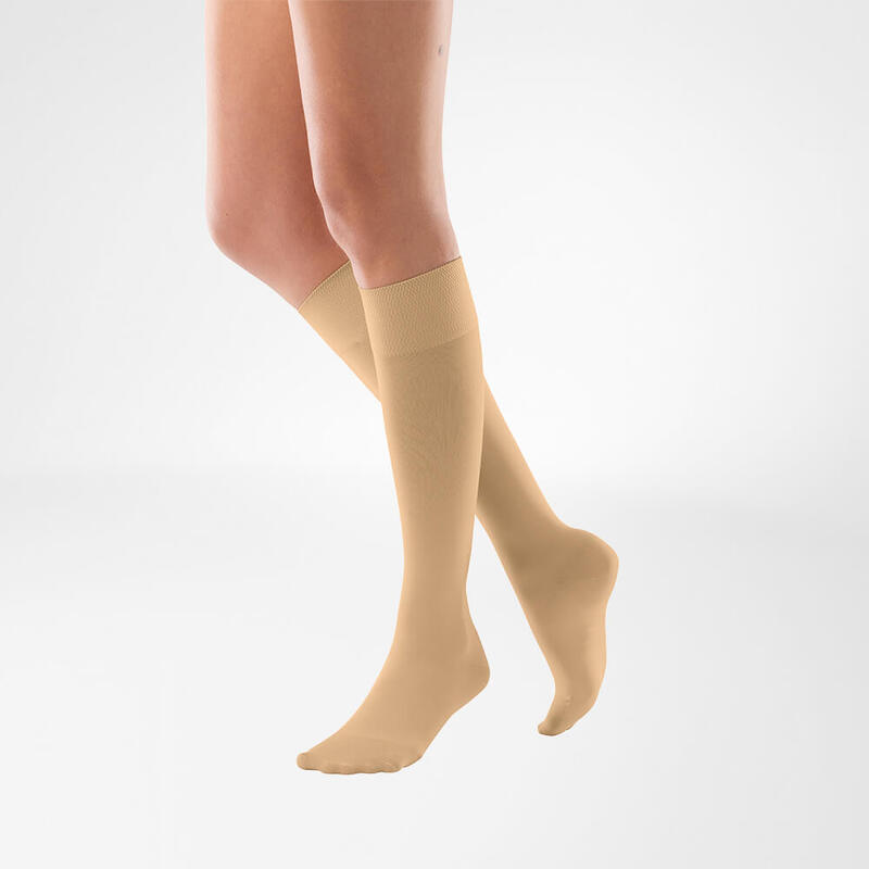 Afbeelding van zwarte VenoTrain micro compressiekousen voor zachte compressie.