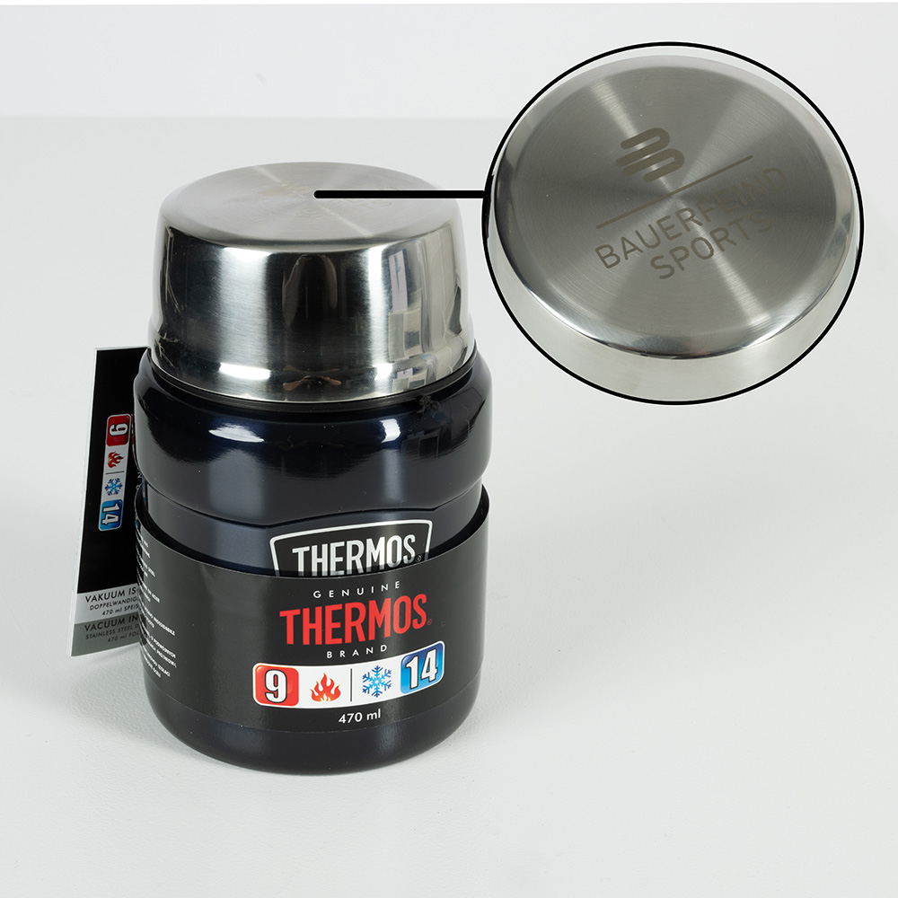 Een zwarte thermosvoedselcontainer met het gegraveerde Bauerfeind Sports logo op het deksel. Een close-up van het deksel toont het logo duidelijk.