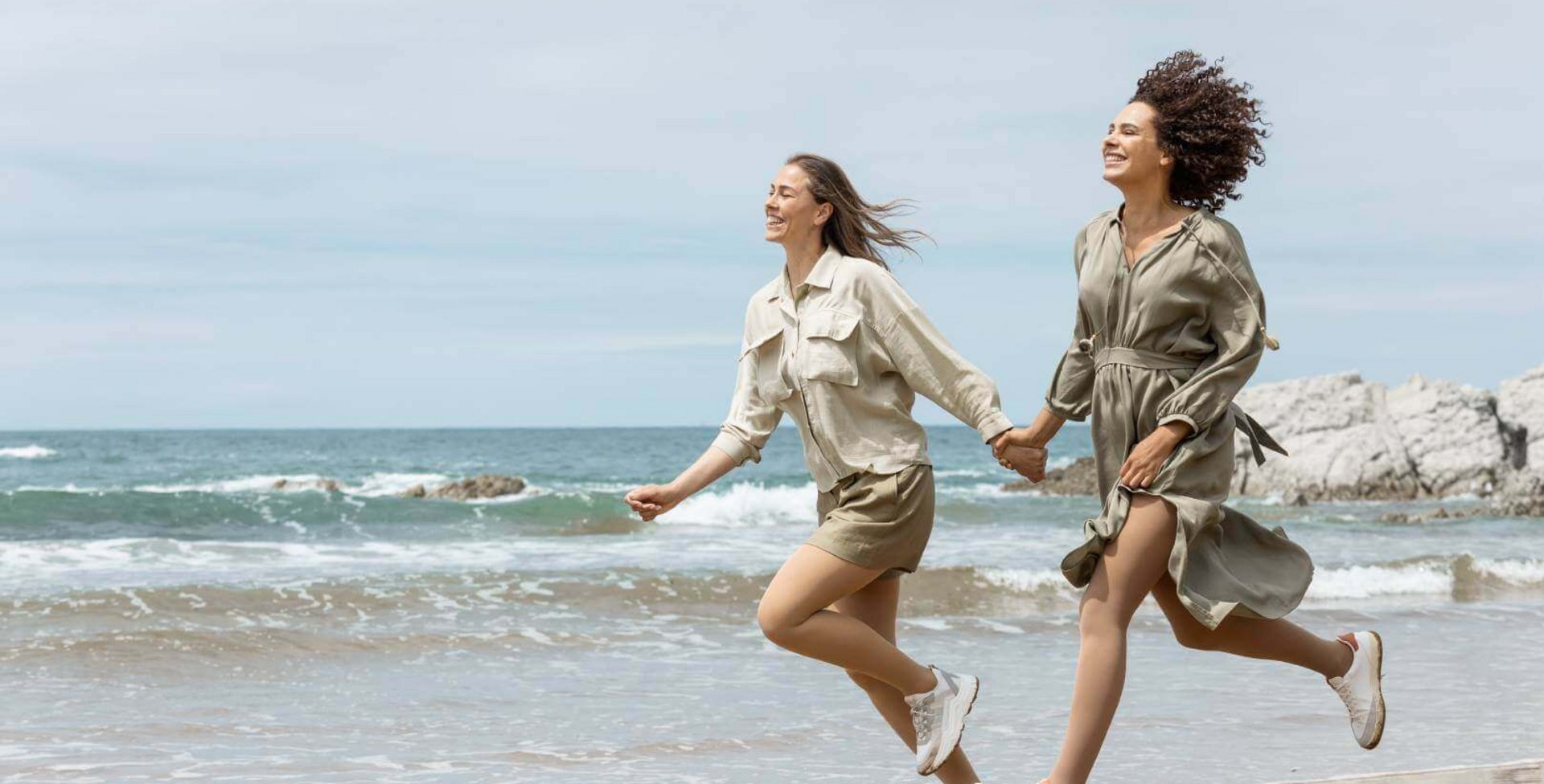 Twee vrouwen rennen langs een strand. Beiden dragen VenoTrain Soft compressiekousen van Bauerfeind.