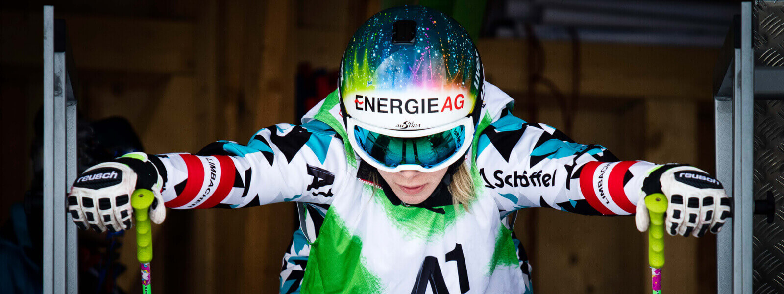 De Oostenrijkse ski -racer Andrea Limbacher in het starthuis in Ski Cross ziet er geconcentreerd uit