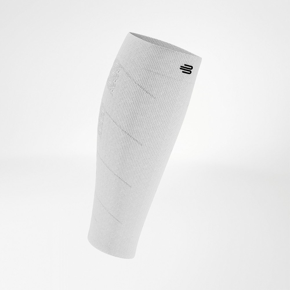 Witte compressiesleeve in vooraanzicht, strak design met fijne structuur, zwart logo bovenaan.