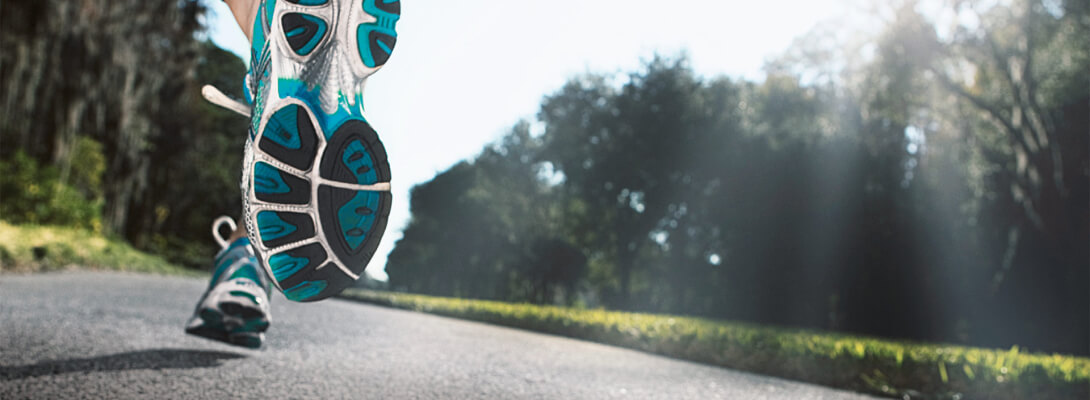 Runner van achteren met een focus op voeten