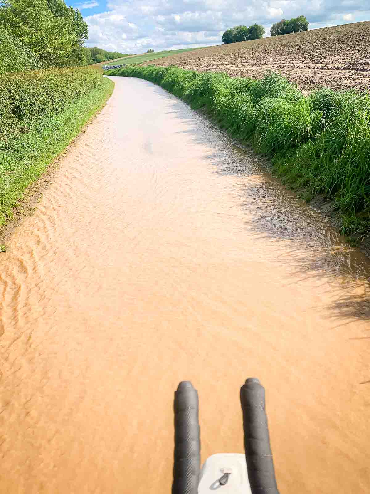 Eén weg staat helemaal onder water.
