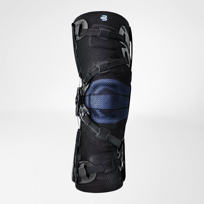 Zwarte en blauwe GenuTrain OA unloader kniebrace met verstelbare straps en zijscharnieren.