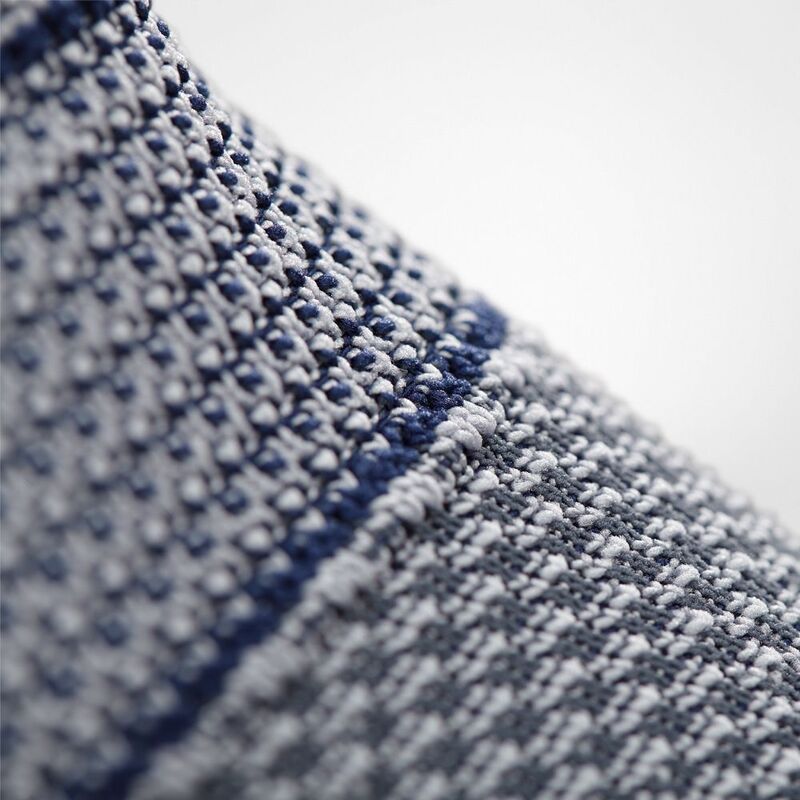 Close-up van de achterkant van de Bauerfeind GenuTrain kniebrace met comfortzone in de knieholte.