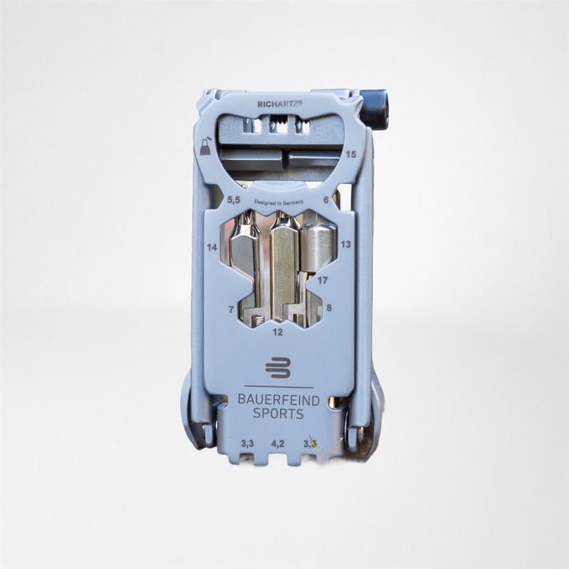Compact Bauerfeind Sports multitool met verschillende bits op een lichte achtergrond – alles binnen handbereik voor je volgende rit.