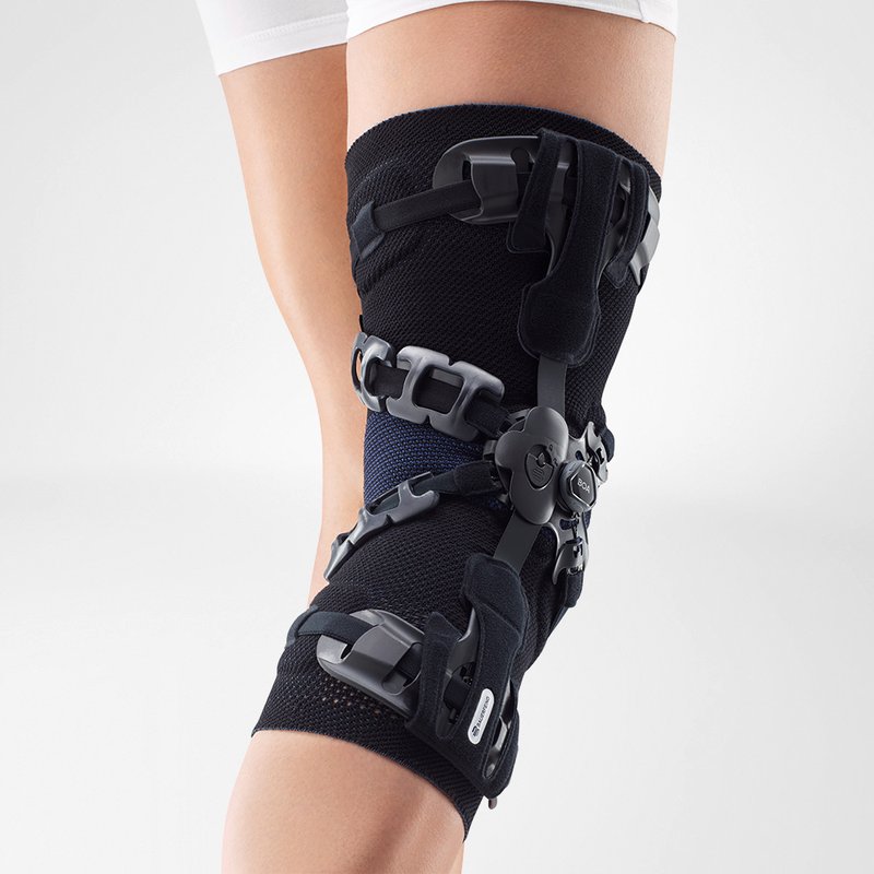 Achterzijde van zwarte GenuTrain OA unloader kniebrace met orthopedische ondersteuning.