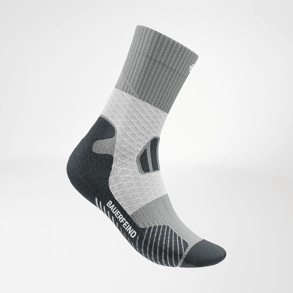 Zijaanzicht van de grijs-wit -of -range medium -lengte Trail Run -Running Socks