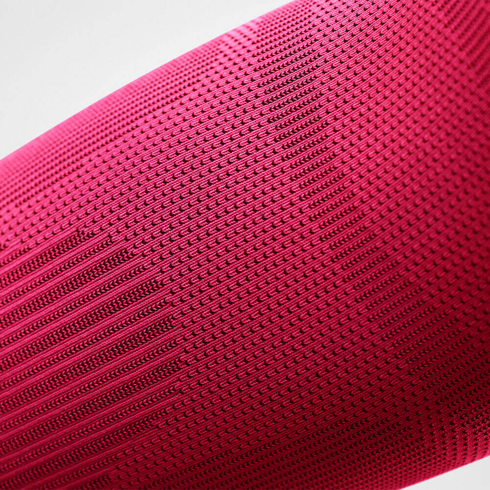 Gedetailleerd uitzicht op de roze Sportsleeves voor de elleboog