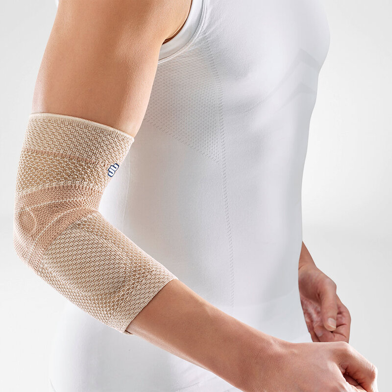 Close-up van persoon met beige Bauerfeind EpiTrain elleboogbrace.