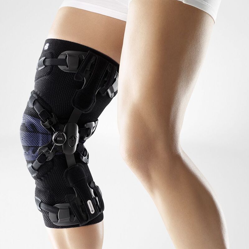 Zijaanzicht van moderne zwarte GenuTrain OA unloader kniebrace met straps en scharnieren.