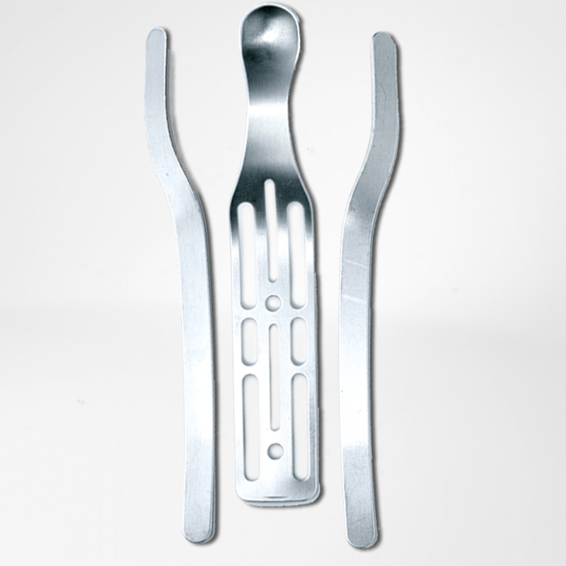 Platte aluminium baleinen van Bauerfeind ManuLoc polsspalk voor stabiele polsfixatie.