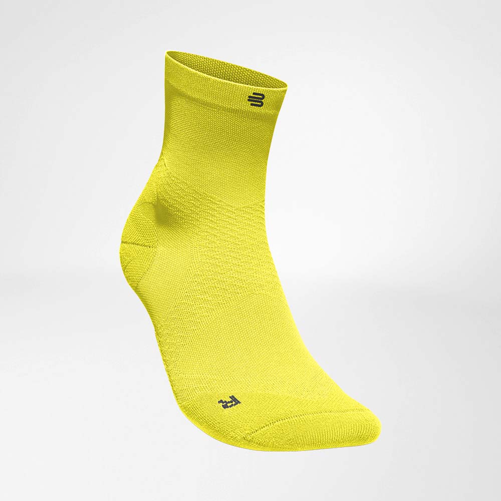Seitliche Vorderansicht der gelben mittellangen luftig gestrickten Laufsocken