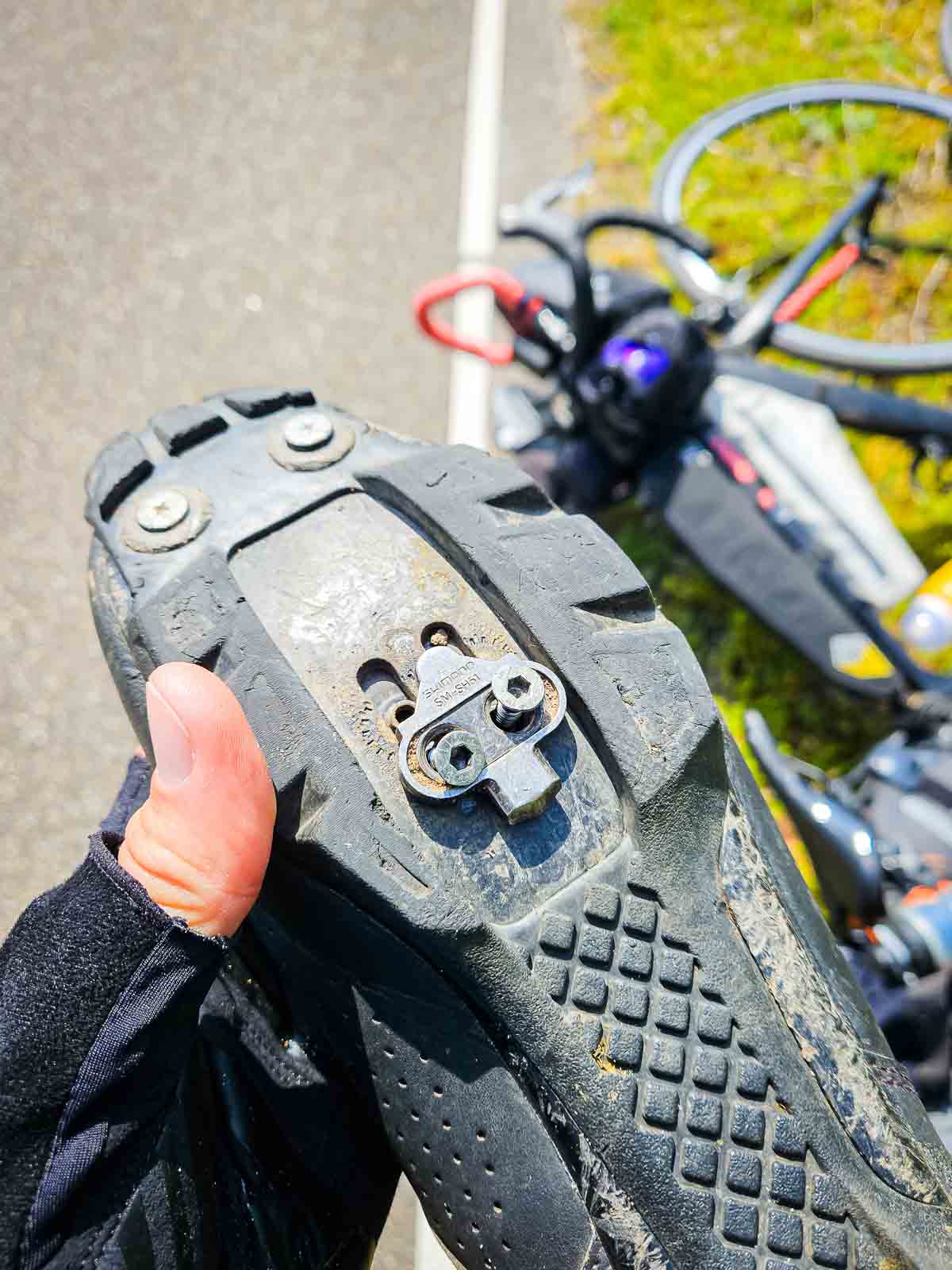 Een losse schoenplaat met losse schroeven op een wielschoen