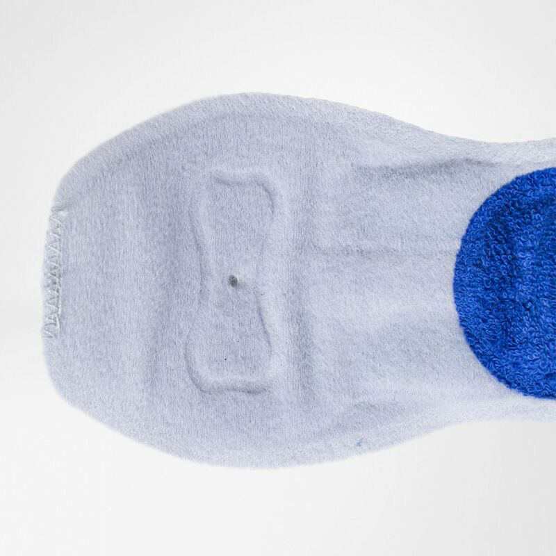Close-up van grijze EpiPoint elleboogband met zacht velours voor comfortabel dragen.