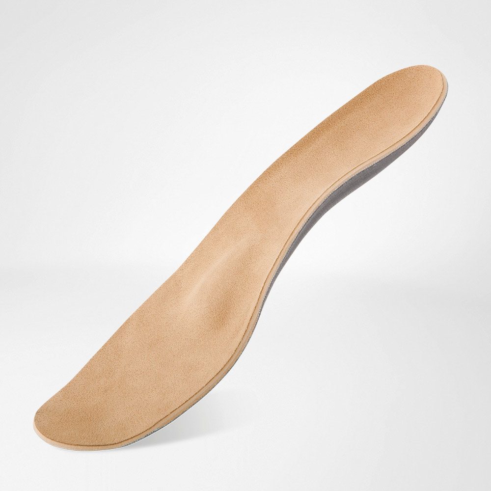 Beige schoenzool met voorgevormde voetboog op een lichte achtergrond.