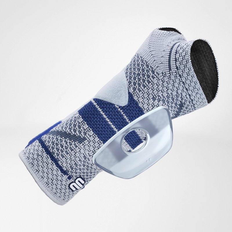 Bauerfeind ManuTrain polsbrace met gemarkeerde visco-elastische pelotte voor comfort.