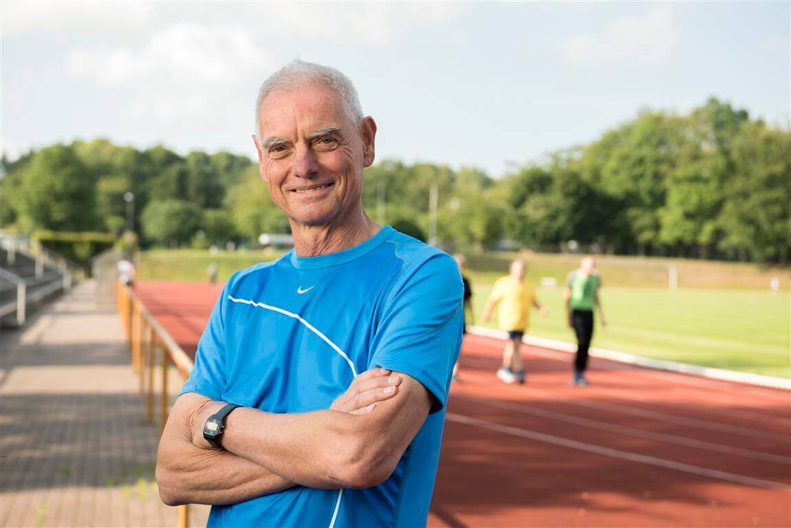 Portret van Wilhelm Kraatz, die ondanks gonartrose en zijn hoge leeftijd sportieve successen viert.
