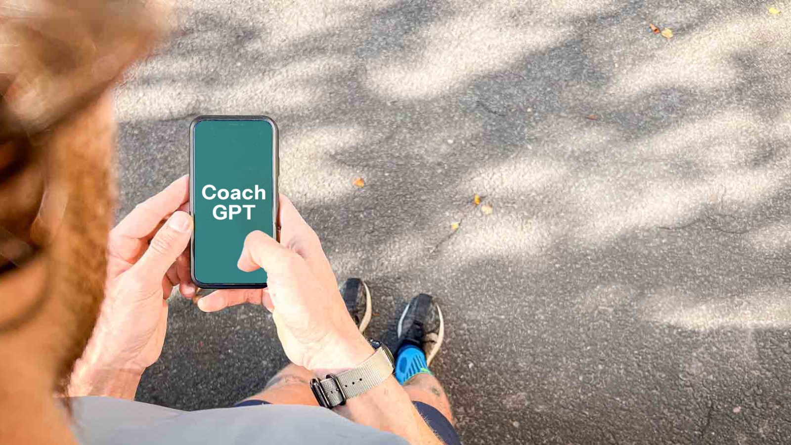 Een loper houdt een smartphone vast met daarop "Coach GPT" weergegeven. De scène toont het gebruik van AI-technologie ter ondersteuning van hardlooptraining.