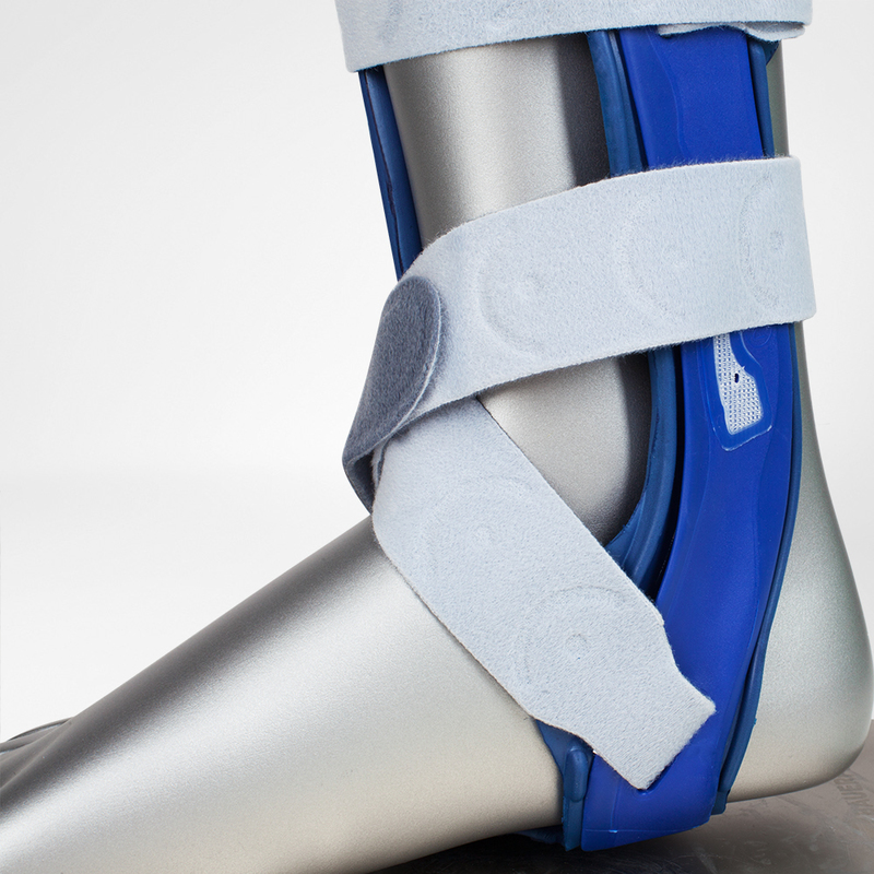 MalleoLoc enkelspalk met klittenbanden en blauwe stabilisatie-elementen voor letselsteun.