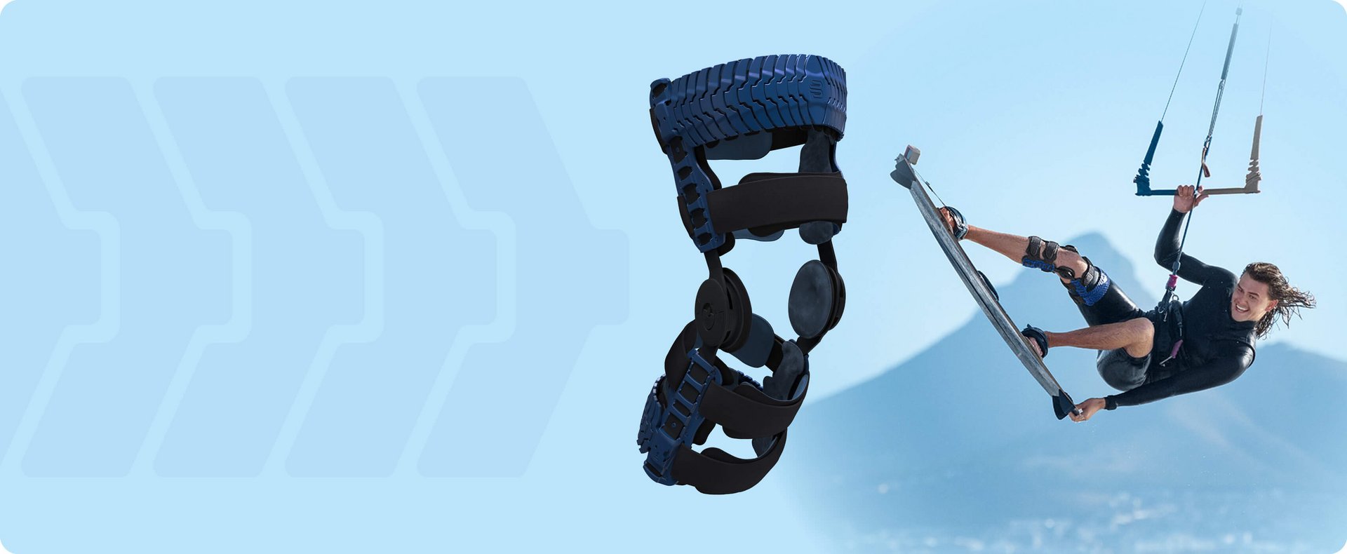 Banner met donkerblauwe achtergrond, de tekst 'Secutec Genu Flex' en een grafische weergave van een knieorthese (stabilisator om de knie)