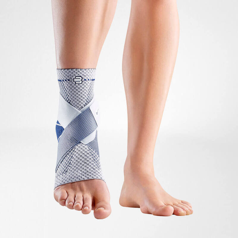 Close-up van beige MalleoTrain S open heel enkelbrace met verstelbare banden en ademend materiaal.