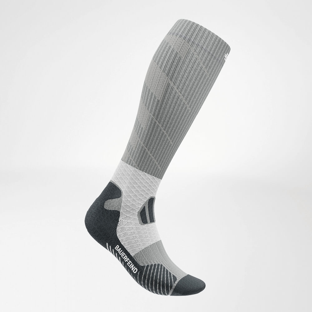 Lateraal vooraanzicht van de grijs-wit Trail Run - Running Socks
