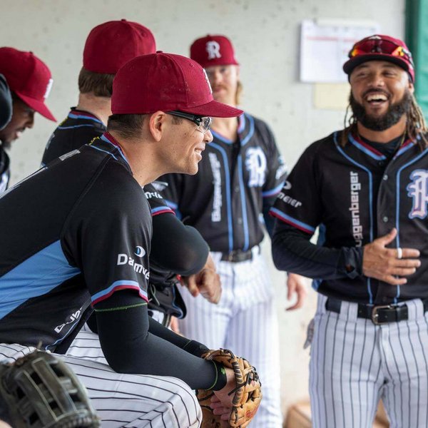 De afbeelding toont een baseballteam. Een van de spelers draagt een LumboLoc Forte rugorthese om zijn rug te stabiliseren.
