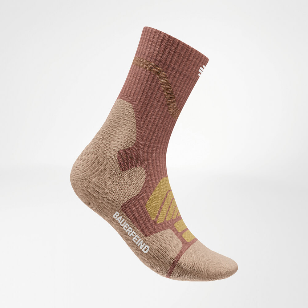 Volledige weergave van de Merino Outdoor Socks in een elegante koraalkleur. Het ergonomische ontwerp in combinatie met Merinowoltechnologie biedt optimale bescherming en comfort voor buitenactiviteiten.
