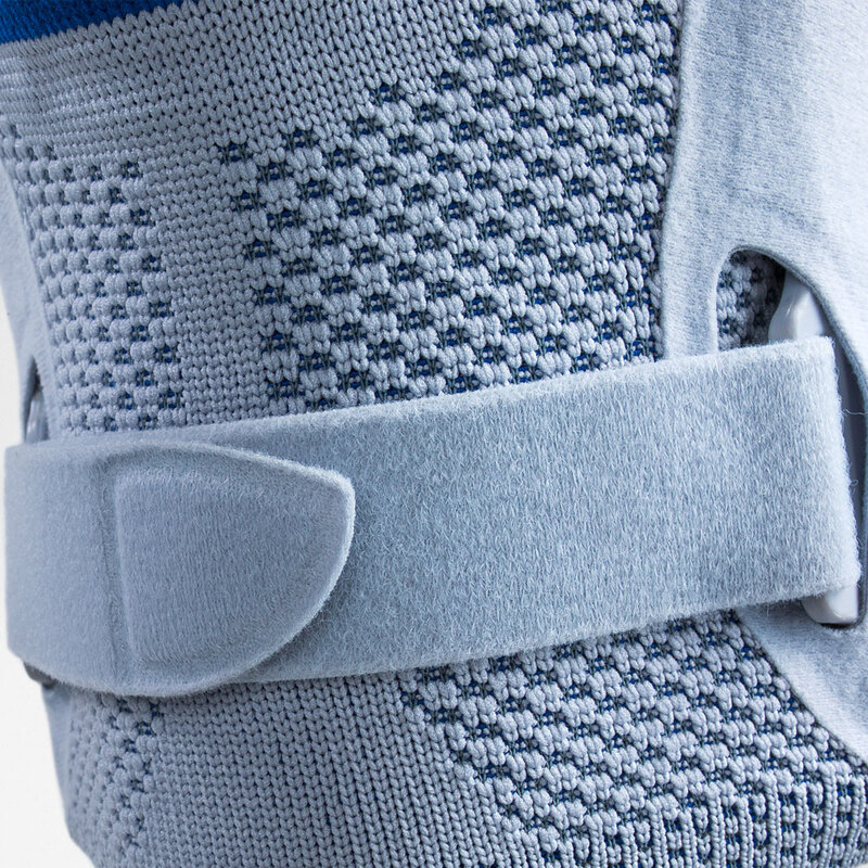 Close-up van onderste deel van circulair bandsysteem van Bauerfeind GenuTrain S kniebrace.