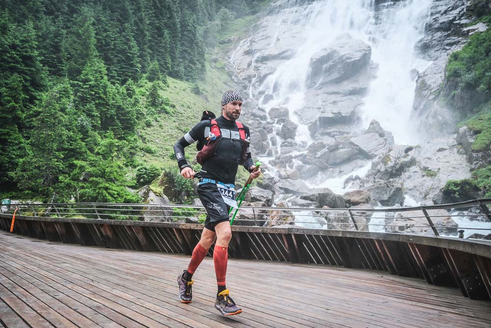 Lord Jens Kramer tijdens het ultrarunnen op een houten brug voor een waterval
