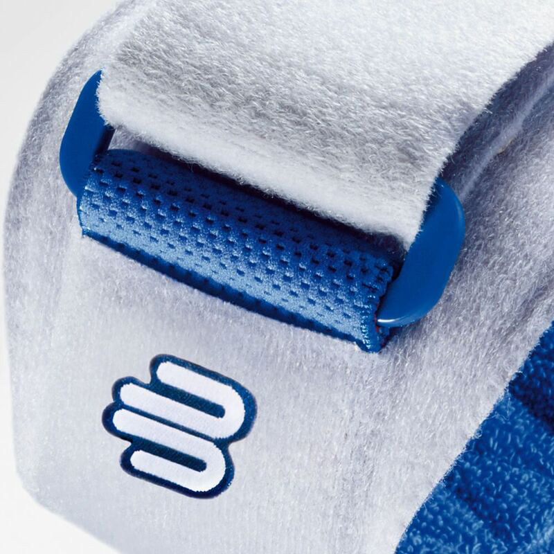 Close-up van grijze Bauerfeind EpiPoint elleboogband met drukindicator voor tenniselleboog.