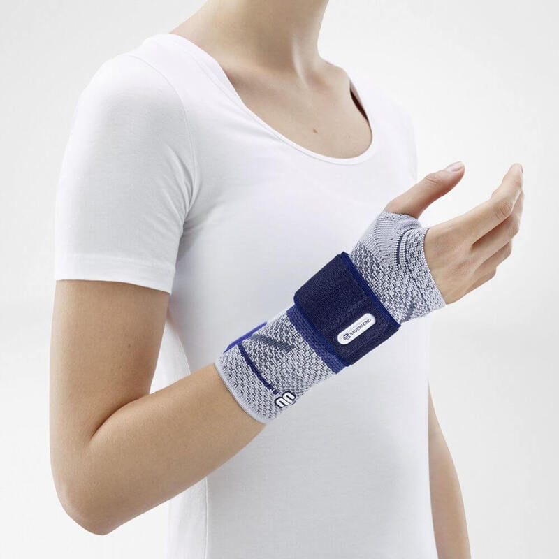 Bauerfeind ManuTrain polsbrace titan gedragen met één band voor verstelbare steun.