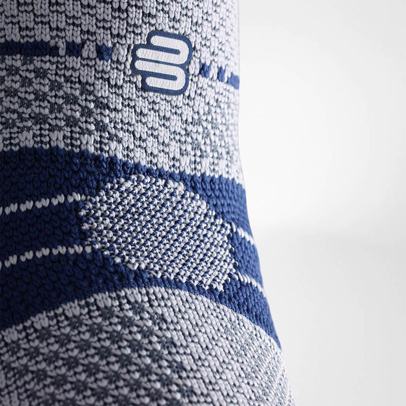 Close-up van comfortzone in de elleboogplooi van de Bauerfeind EpiTrain elleboogbrace.