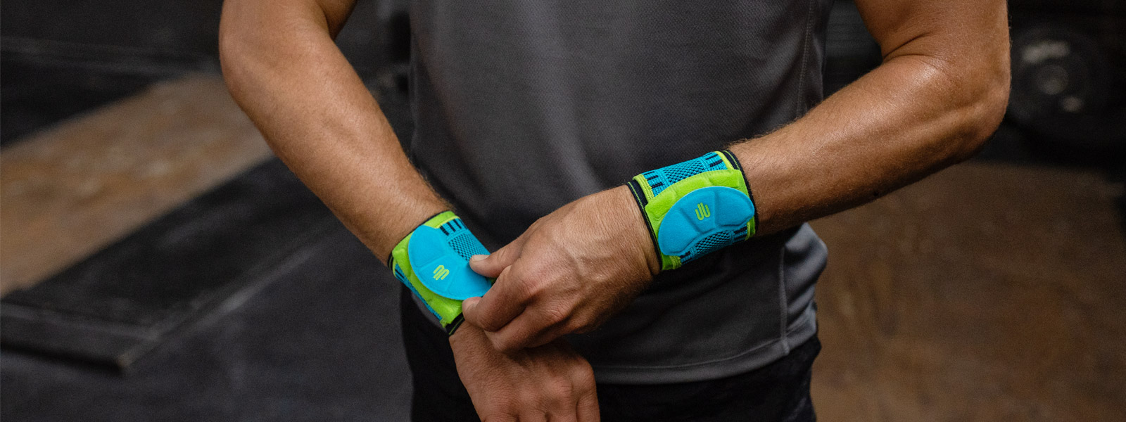 Man in de fitnessruimte trekt terecht een van zijn polsbandages