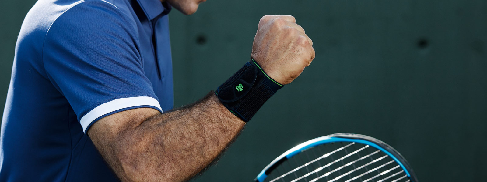 Tennisspeler met een zwarte polsbandageballen de vuist