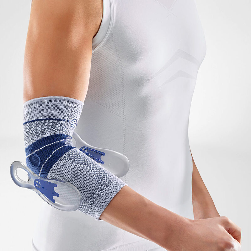 Close-up van Bauerfeind EpiTrain elleboogbrace met Epicon+ pelotten voor massage.