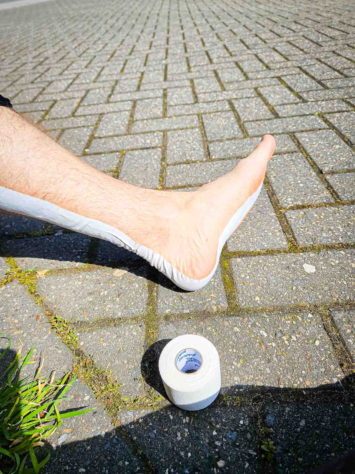 Eén enkel was afgeplakt met een rol tape