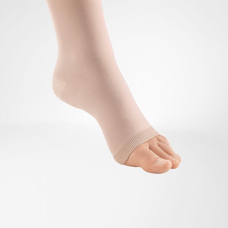 Close-up van open teen van VenoTrain micro compressiekous voor draagcomfort.